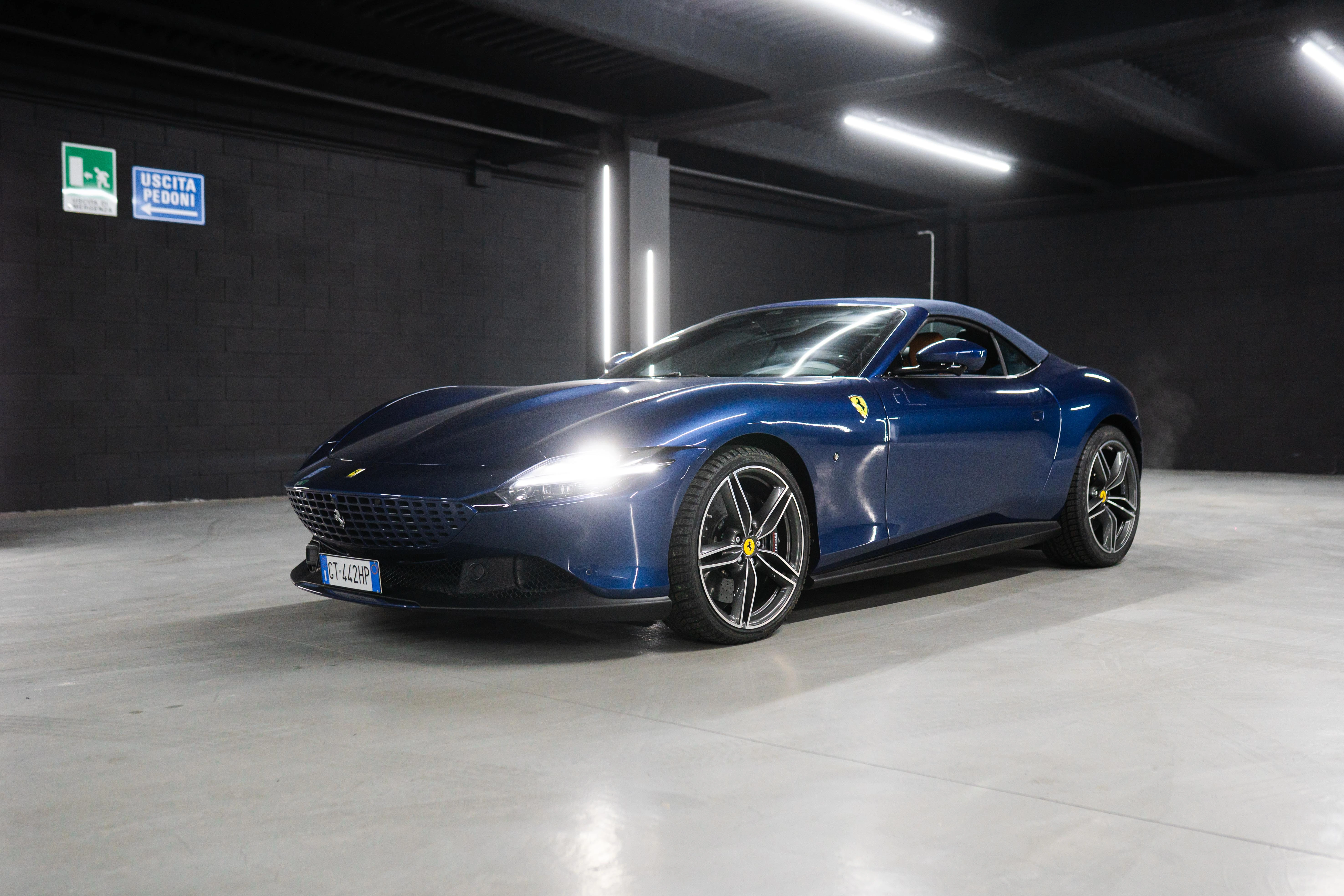 Noleggio Ferrari Roma Spyder 2023 Blu Tour de France a Milano | Rial Rent