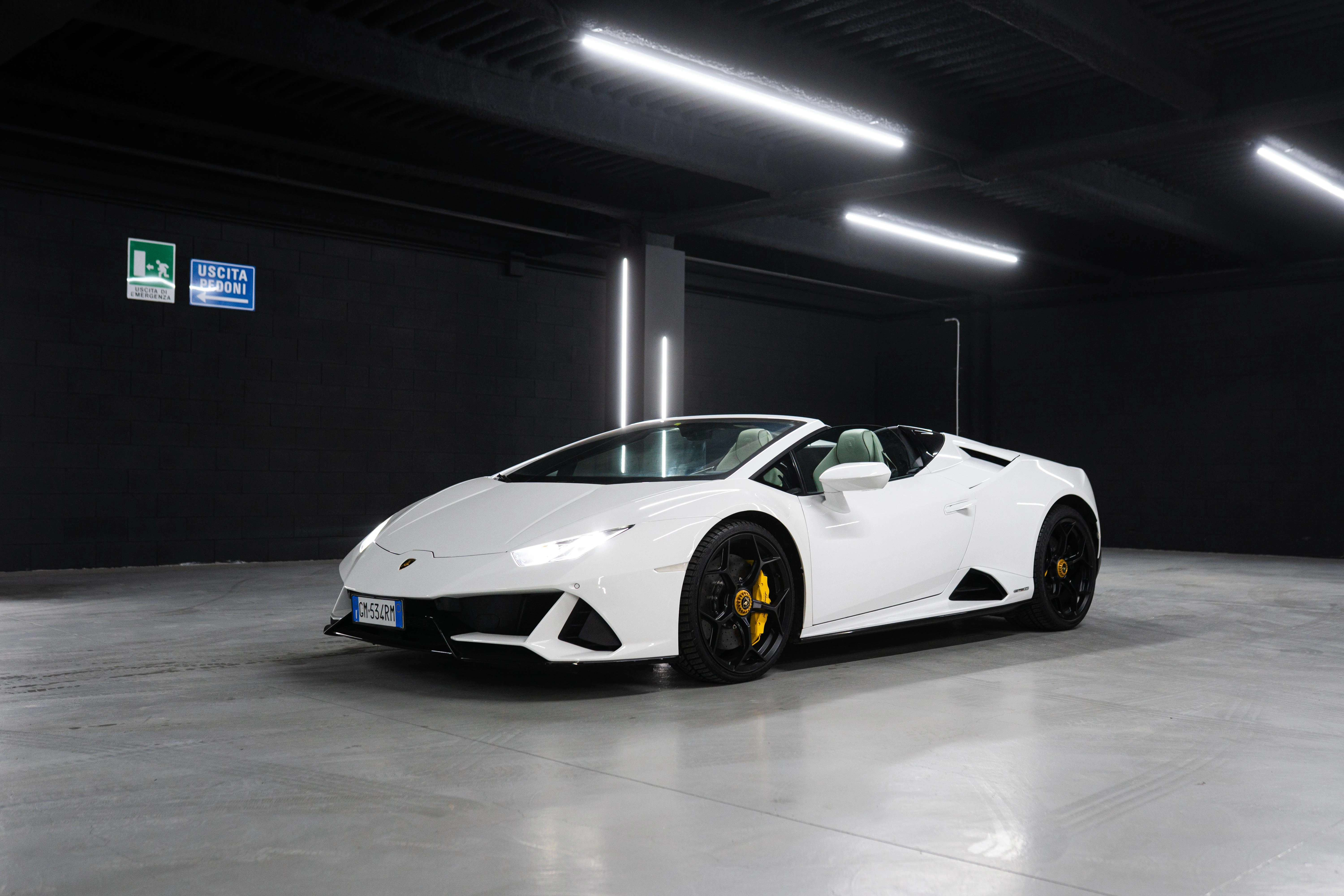 Noleggio Lamborghini Huracán Evo Spyder 2021 Bianco a Milano | Rial Rent