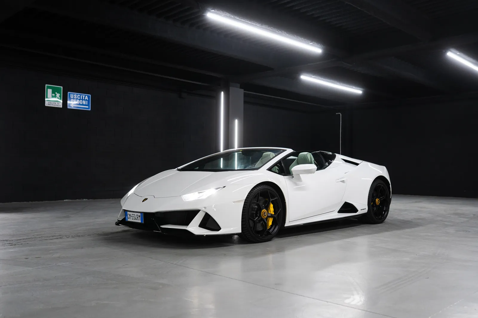 Noleggio Lamborghini Huracán Evo Spyder 2021 Bianco a Milano | Rial Rent