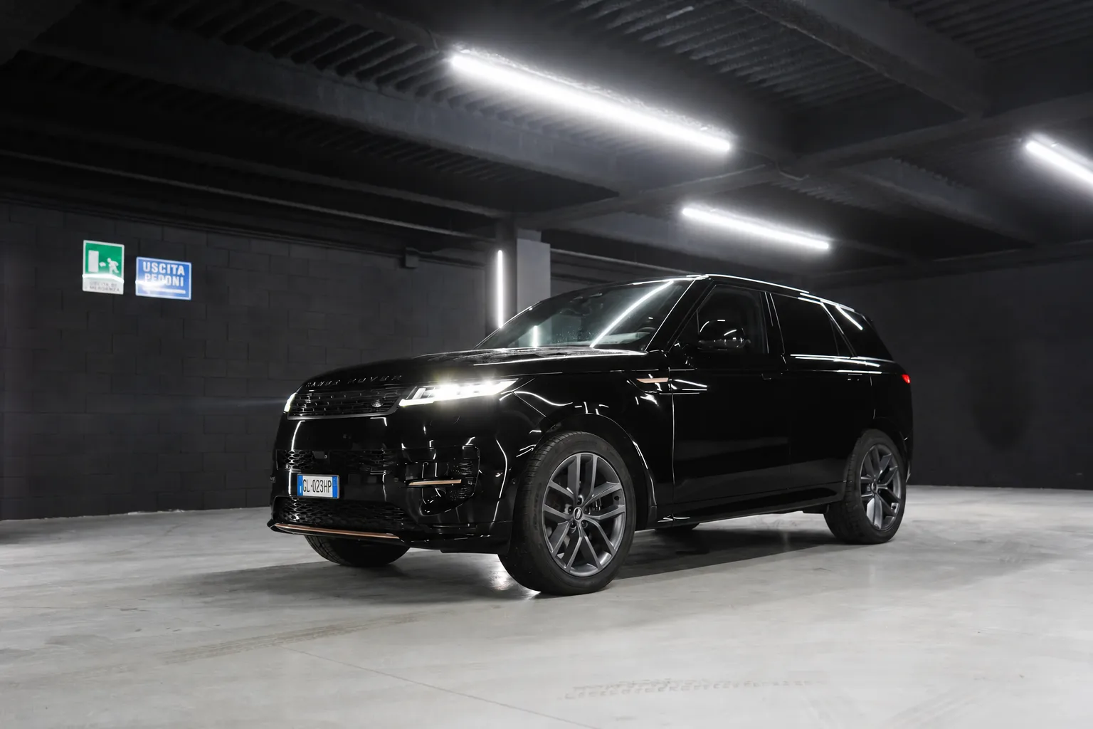 Noleggio Land Rover Sport Nero 2022 Nero Santorini a Berna | Rial Rent