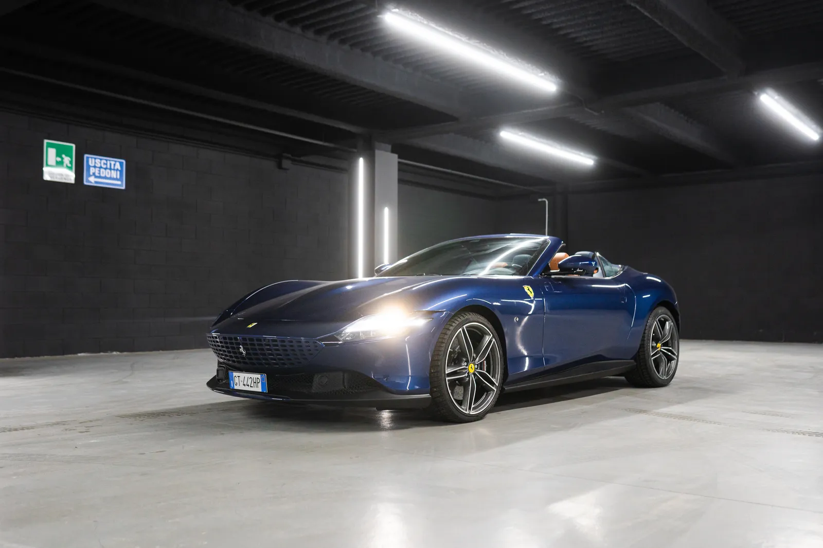 Noleggio Ferrari Roma Spyder 2023 Blu Tour de France a Milano | Rial Rent