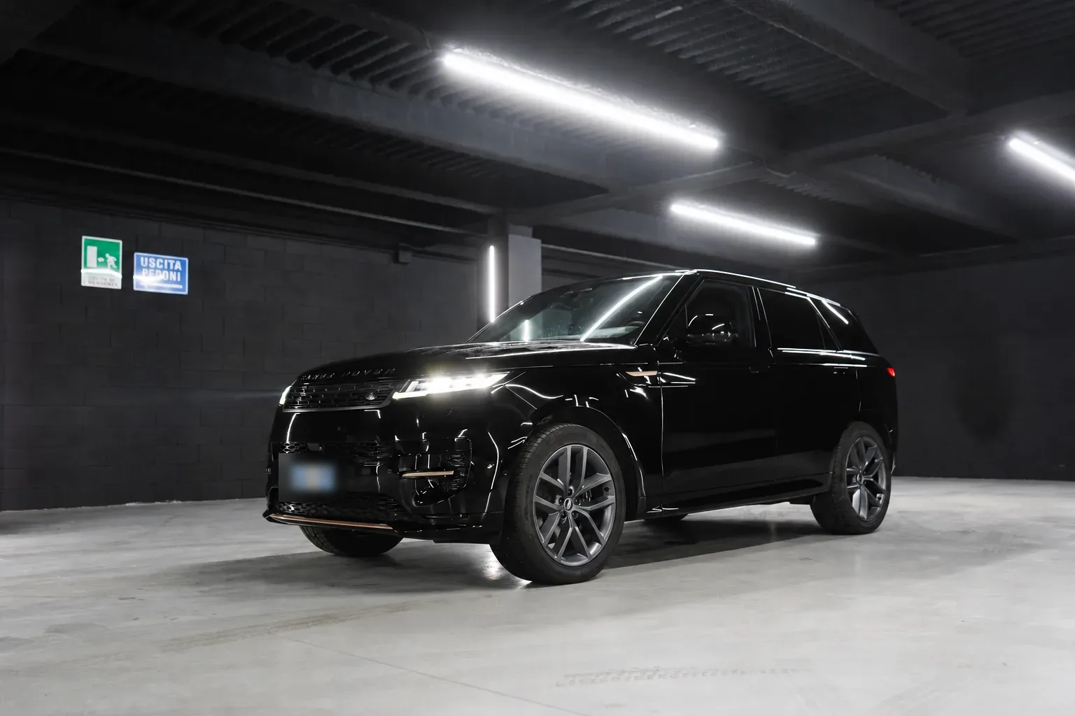 השכרת Land Rover Sport Nero 2022 שחור סנטוריני | Rial Rent
