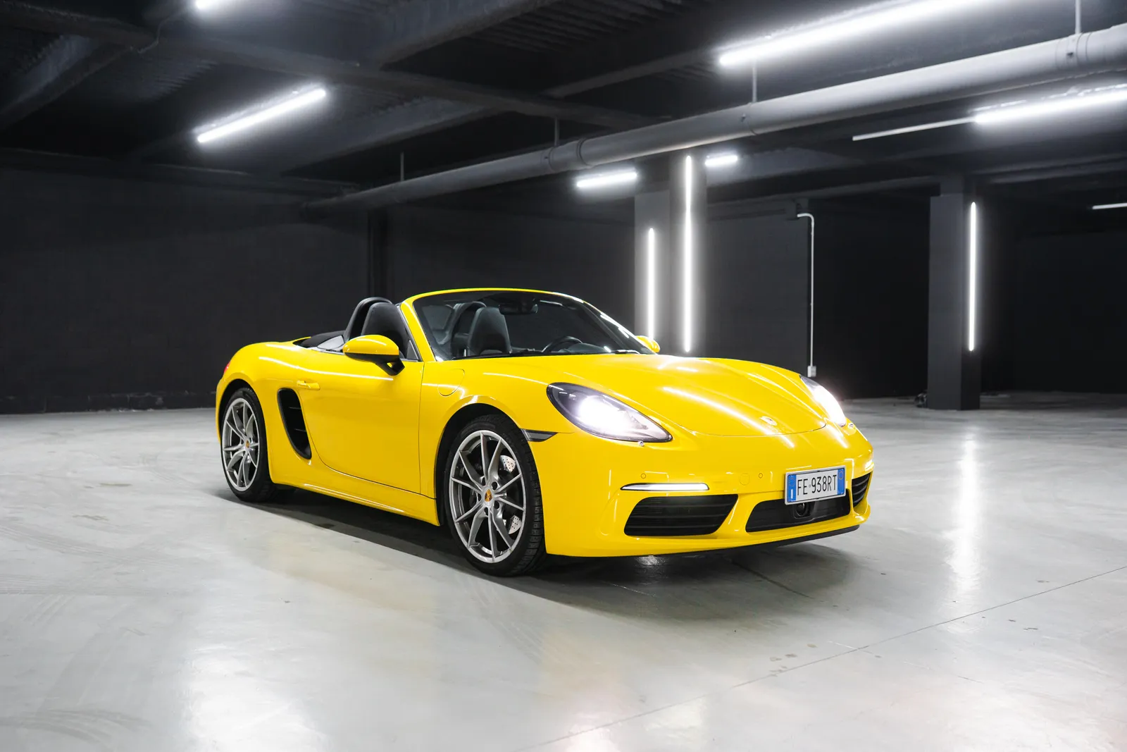 Porsche 718 Boxster 2023 Giallo Racing rental | Rial Rent