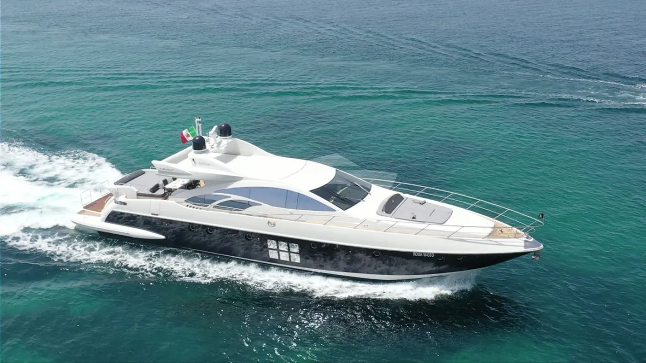Azimut 86S — vista lateral, charter en la Costa Smeralda