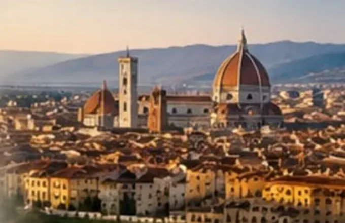 Firenze dall'alto, con la cupola del Duomo e i tetti del centro storico al tramonto