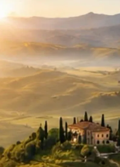 Colline della Val d'Orcia al tramonto, con una villa tra i cipressi